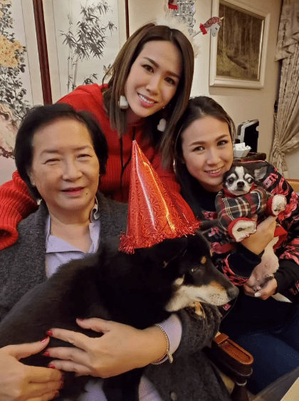 莊思明與家人及愛犬合照,場面溫馨。