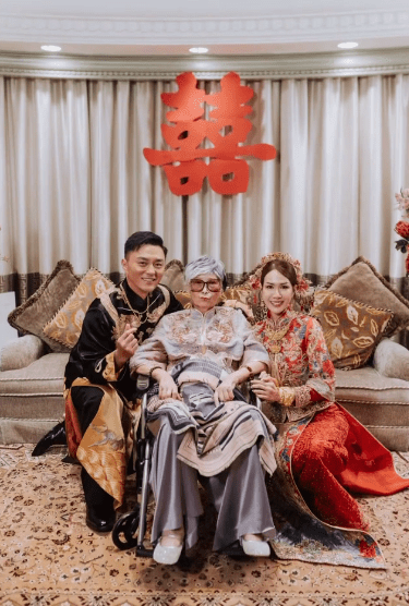 莊母撐住精神盛裝出席婚禮,見證女兒的人生大事。