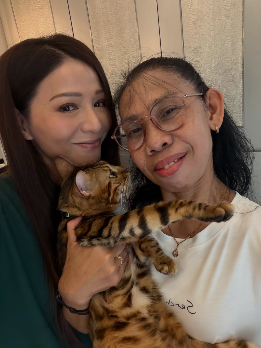 滕麗名近日抱著愛貓,溫馨送別外傭。