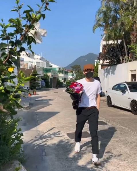 周嘉洛在2021年曾到滕麗名家中送花。