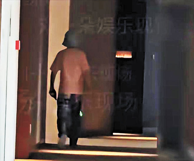 ■包貝爾次日清晨從酒店離開。網上圖片