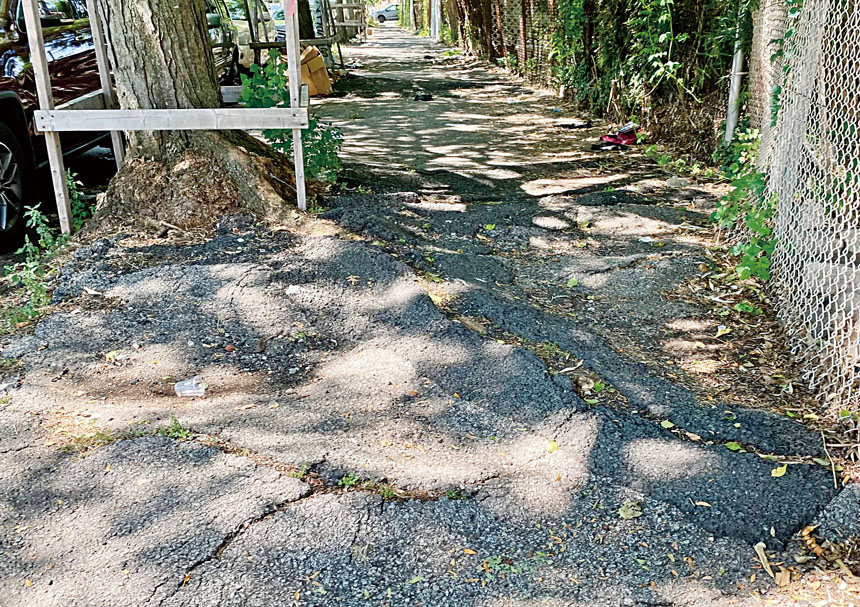 布碌崙21大道交64街附近一段日益破損的人行道 。