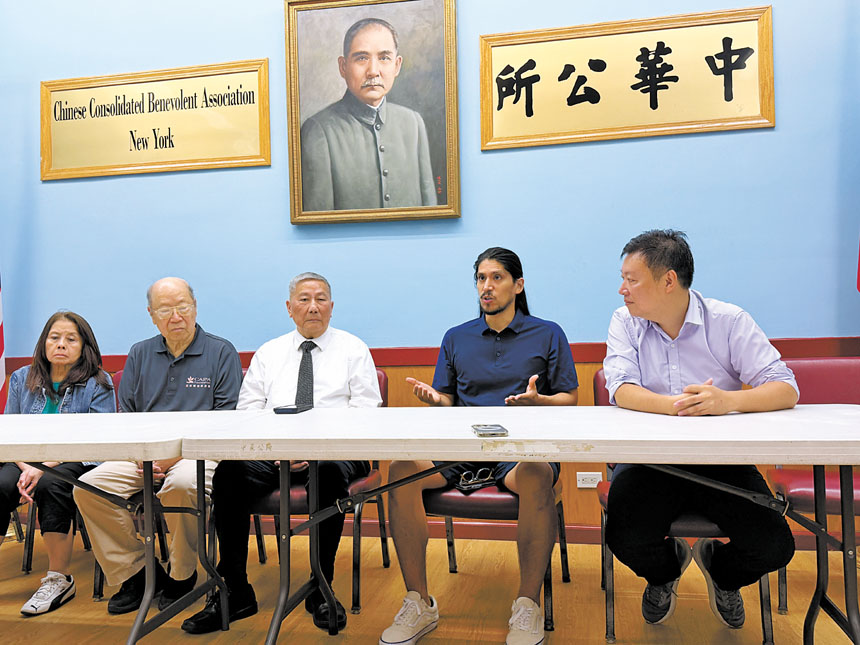 民主黨初選勝出的州眾議員候選人易雅博首次前來華埠介紹自己。