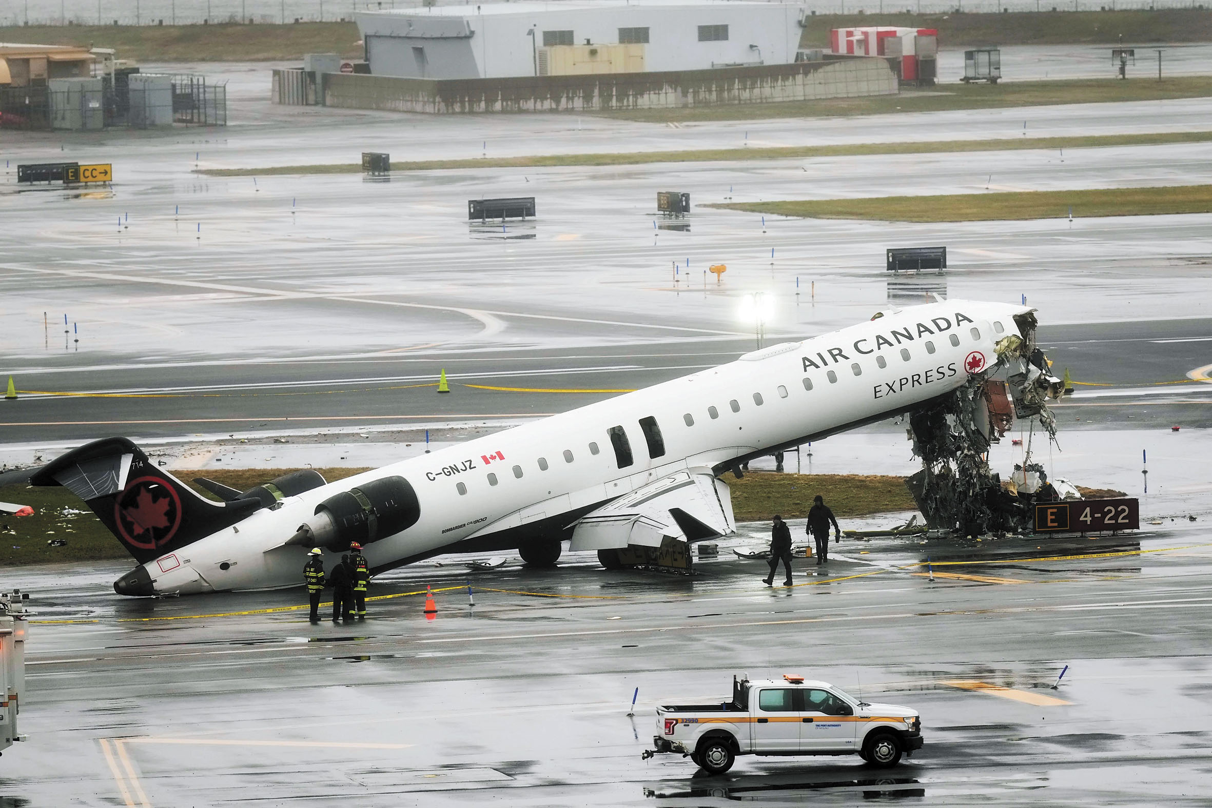 一架加拿大航空公司飛機3月22日降落紐約拉瓜迪亞機場後，與一輛消防車相撞。消防員和調查人員次日勘察事故現場。美聯社