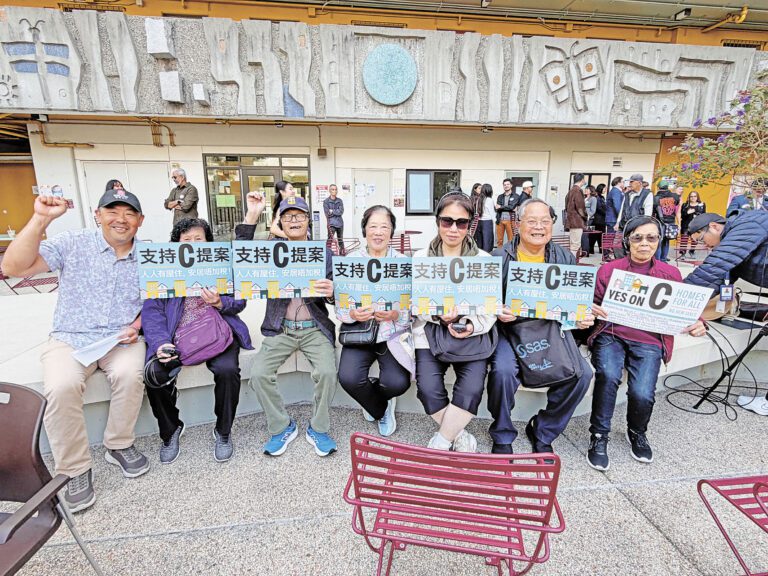 華協中心行政總裁楊重賢（左一）與華埠居民手持「支持C提案、人人有屋住，安居唔加稅」標語，為C提案造勢。記者蘇婕雅攝