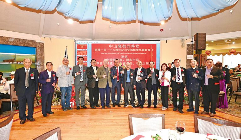 同善堂主席陳舉雄、副主席劉錫垣等首長與陽和總會館、統一促進會等嘉賓共同敬酒。馬紅兵攝