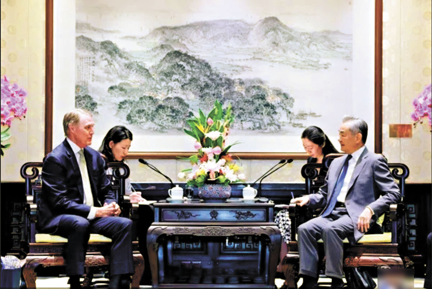 中國外長王毅(右)在北京會見美國駐華大使龐德偉(左)。網上圖片