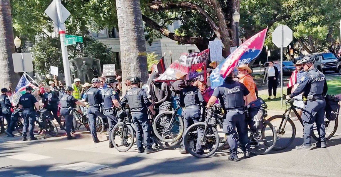 警方架設隔離路障分開示威者和反示威者。取自沙利X帳號