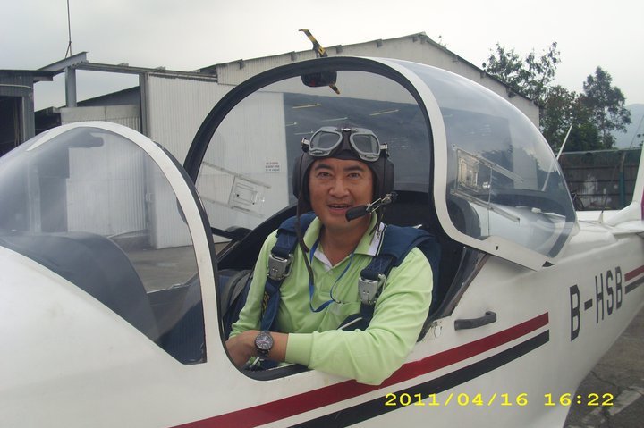 鄧梓峰父親經營空運及海運業務，家境豐厚。