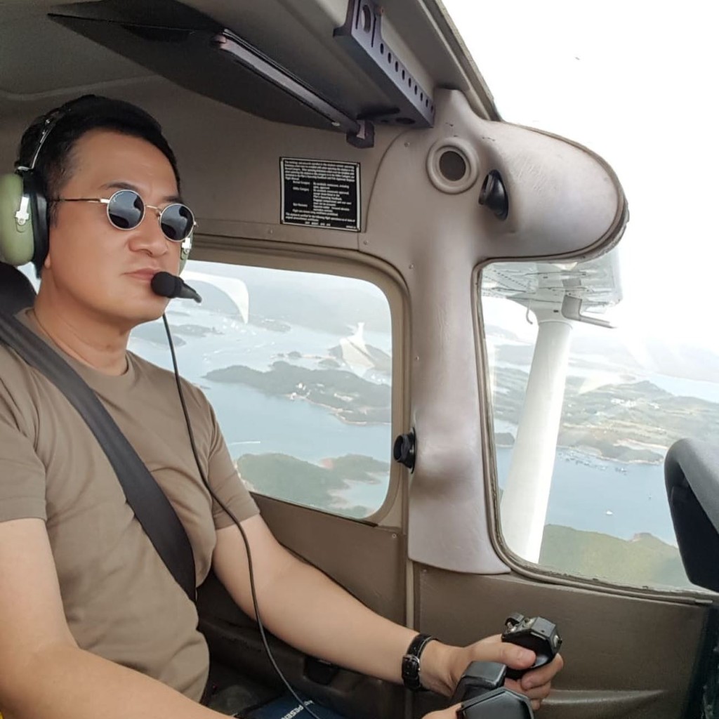鄧梓峰擁有豐富駕駛飛機經驗，是香港飛行協會會員及香港航空青年團上尉。