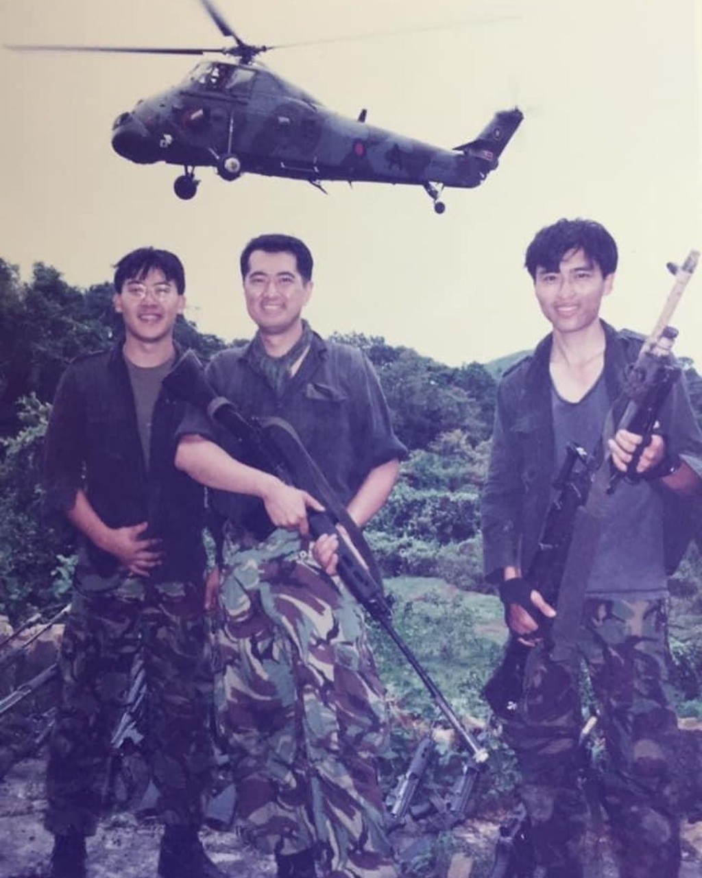 鄧梓峰曾於90年代加入皇家香港軍團義勇軍。