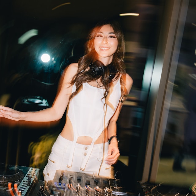鄧瓊芝不時到不同地方表演DJ。