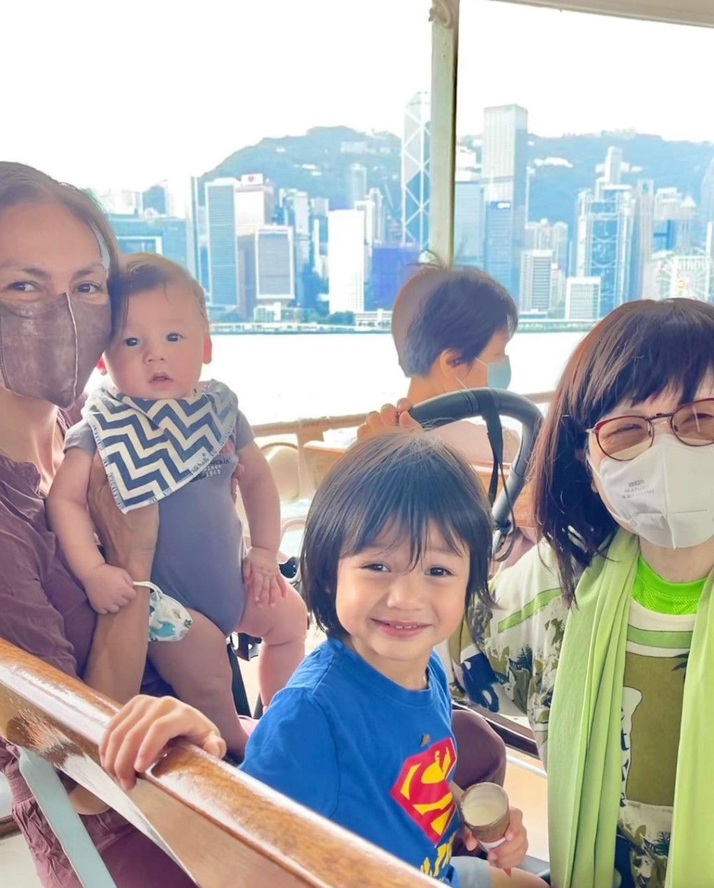 Rosemary早前帶同兩名兒子與外婆見面。