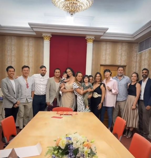 Rosemary正式成為人妻,與一眾親友大合照。