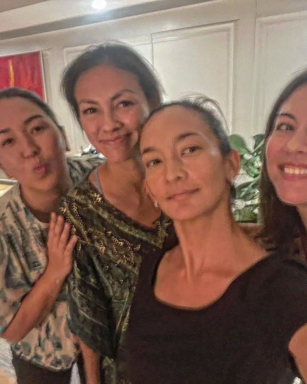 Rosemary(左二)在港期間與好友們聚會。