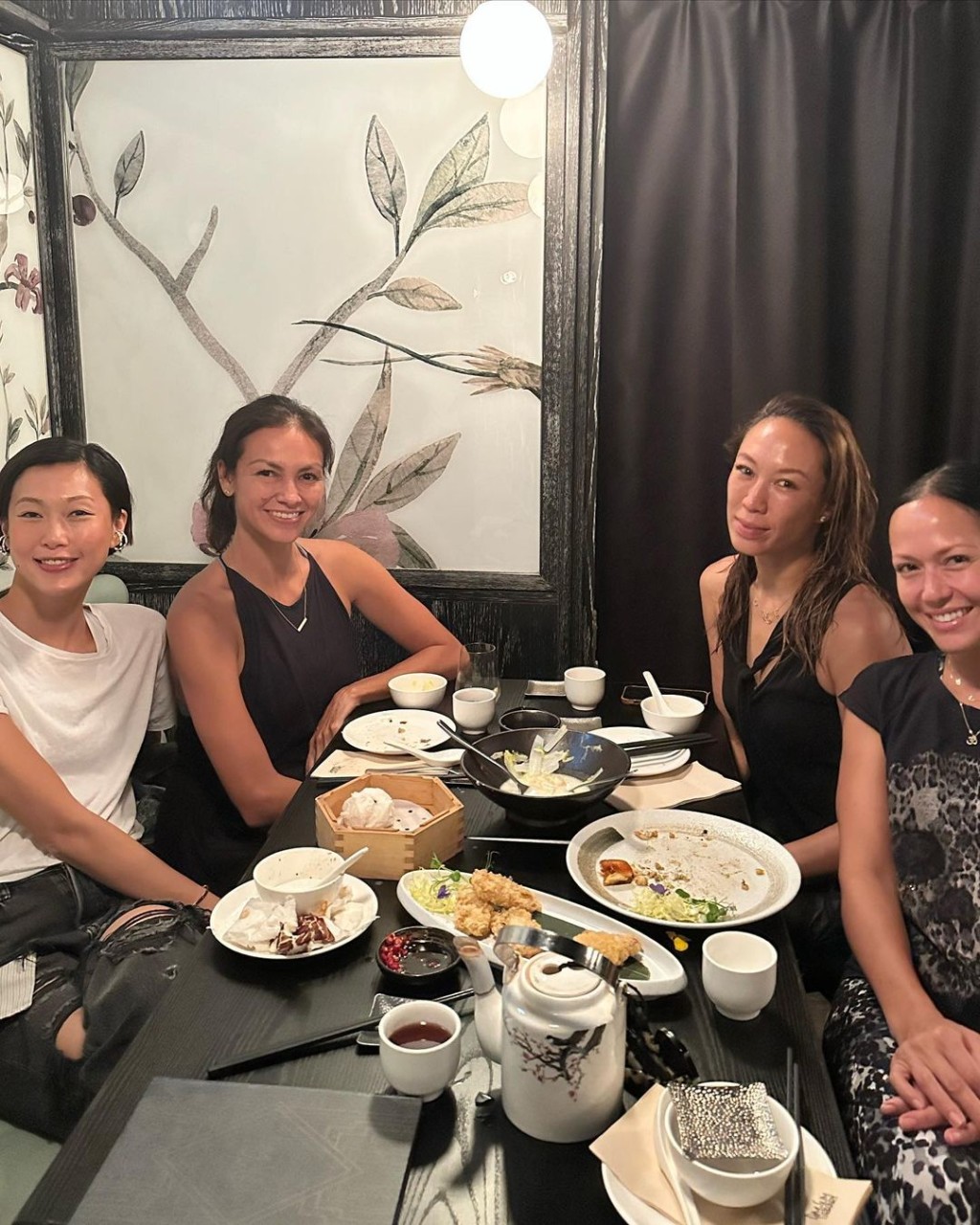 Rosemary亦與好友貝安琪(右)、伍靜麗(左)見面。