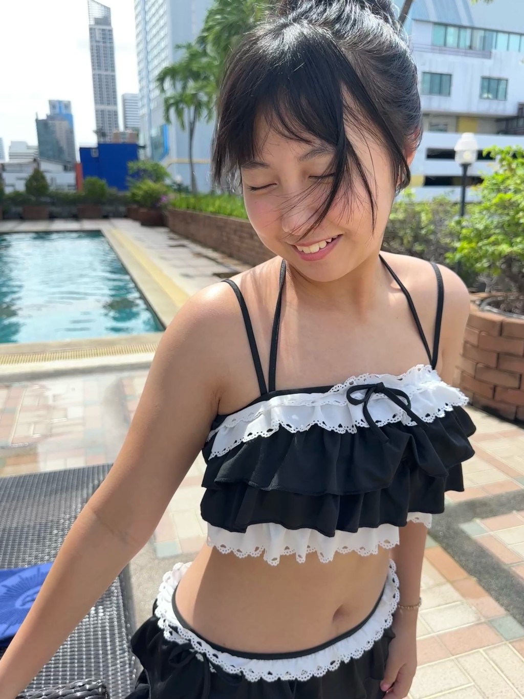 她在曼谷的陽光與微風下,自然展現青春氣息。