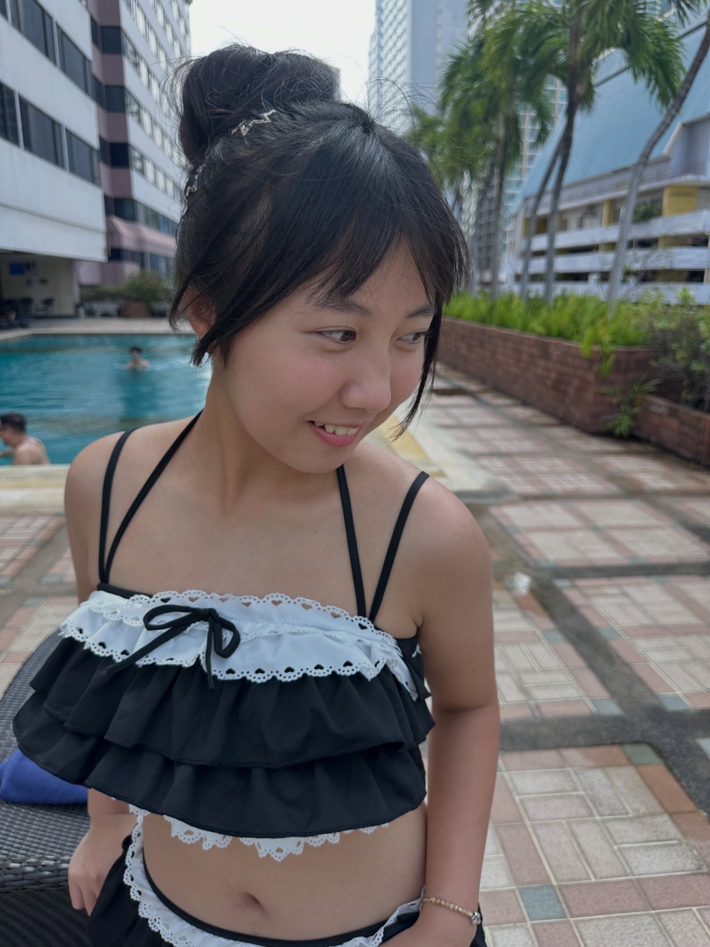 18歲的楊鎧凝紮起丸子頭,舉止充滿活力。