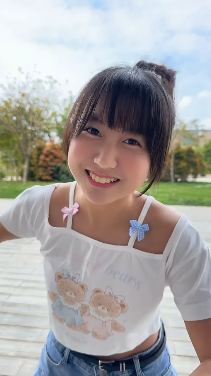 楊鎧凝漸漸長大,步入少女階段。