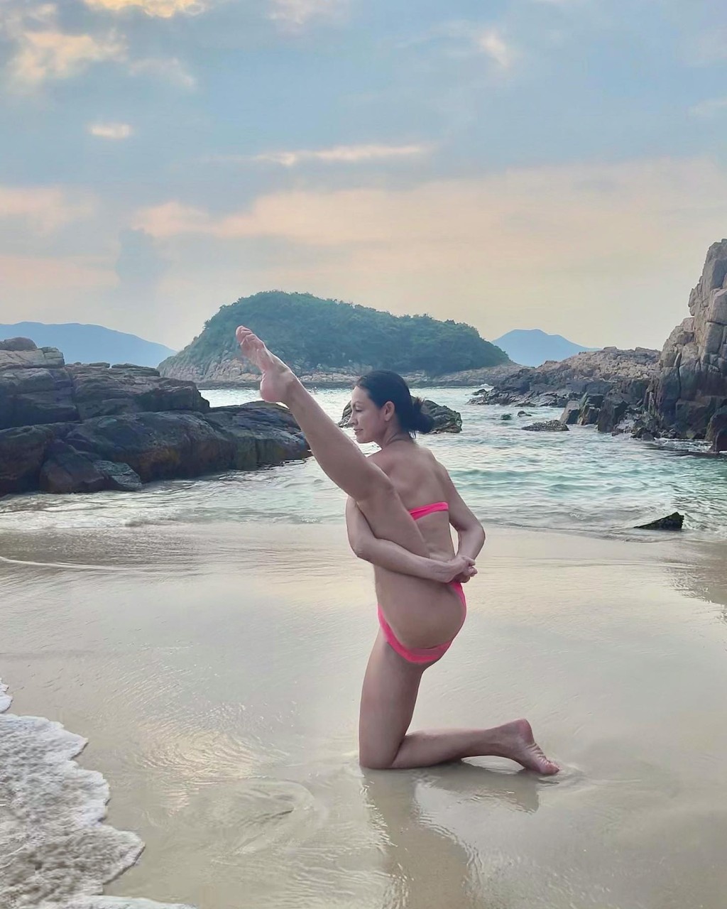 Rosemary做出高難度的身體扭轉動作,看似輕鬆。