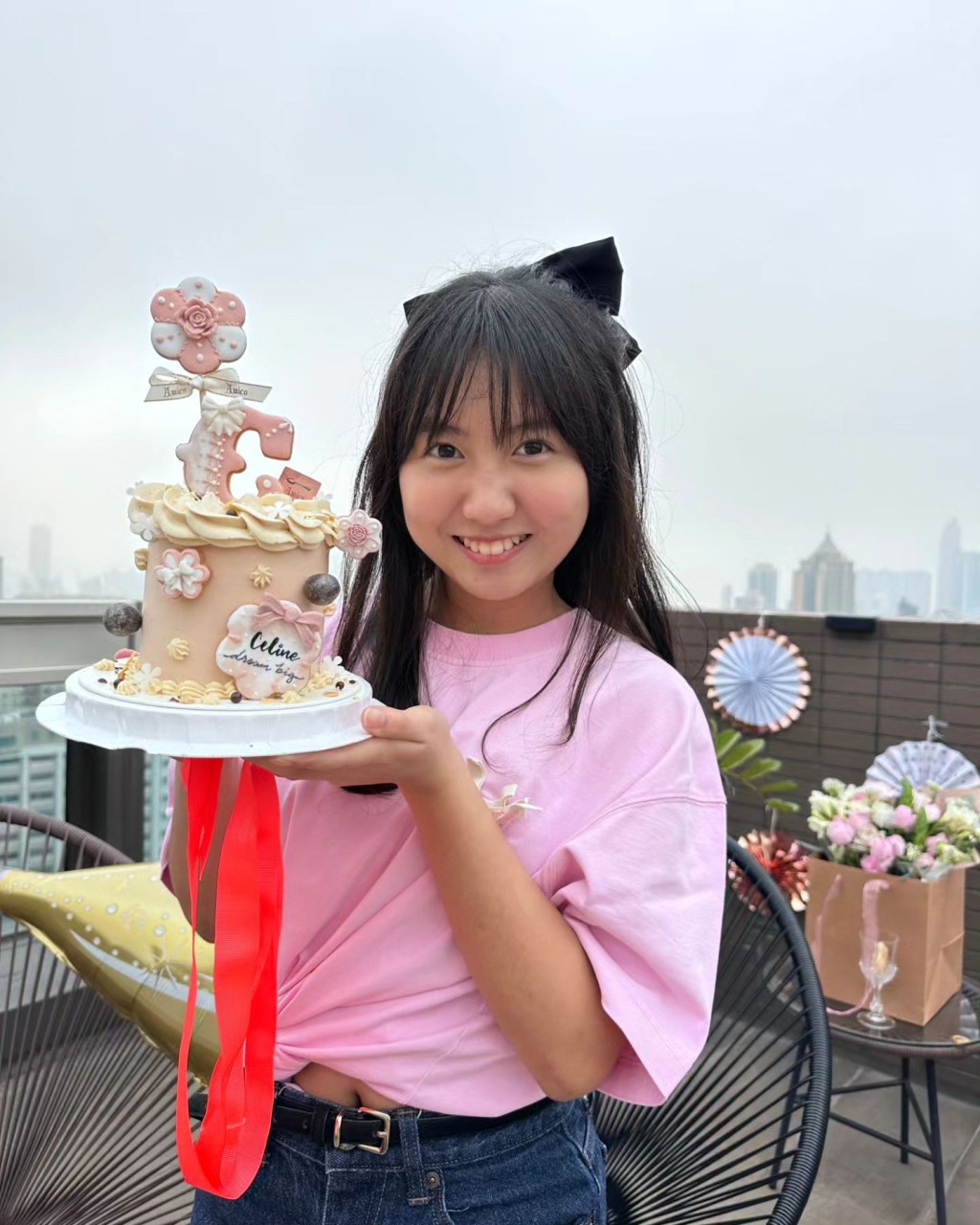 轉眼間,楊鎧凝已長大成少女。