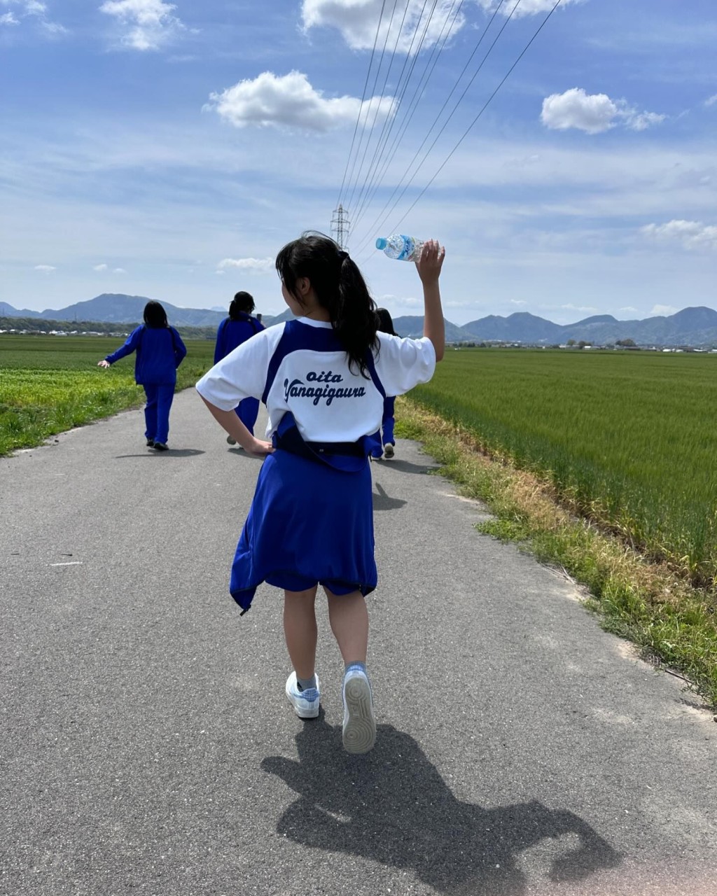 楊鎧凝身穿體育服的照片。