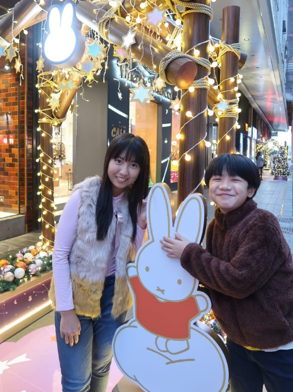 楊鎧凝不時會拍攝YouTube影片介紹美食。