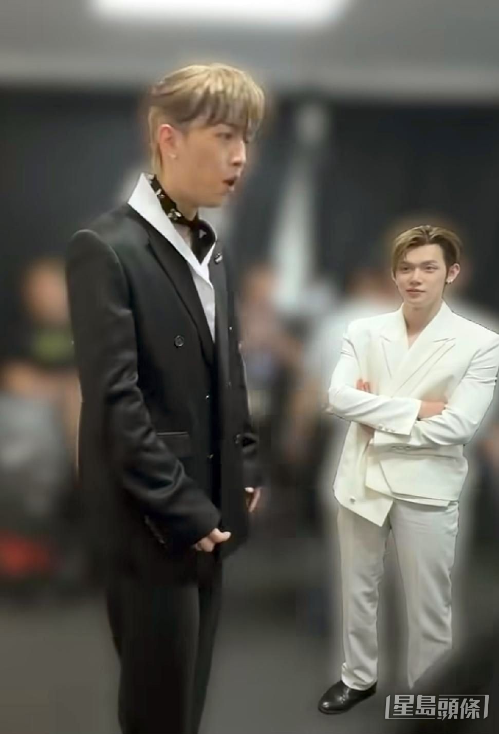 站上箱子後,MC頓時顯得高了許多。