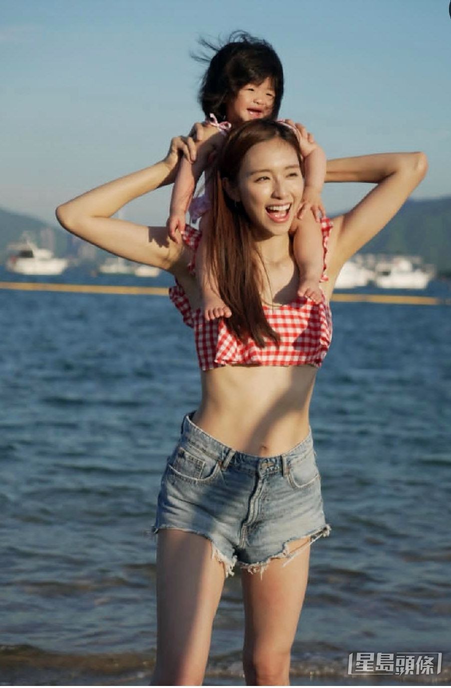 小女兒頭髮濃密，樣子可愛。