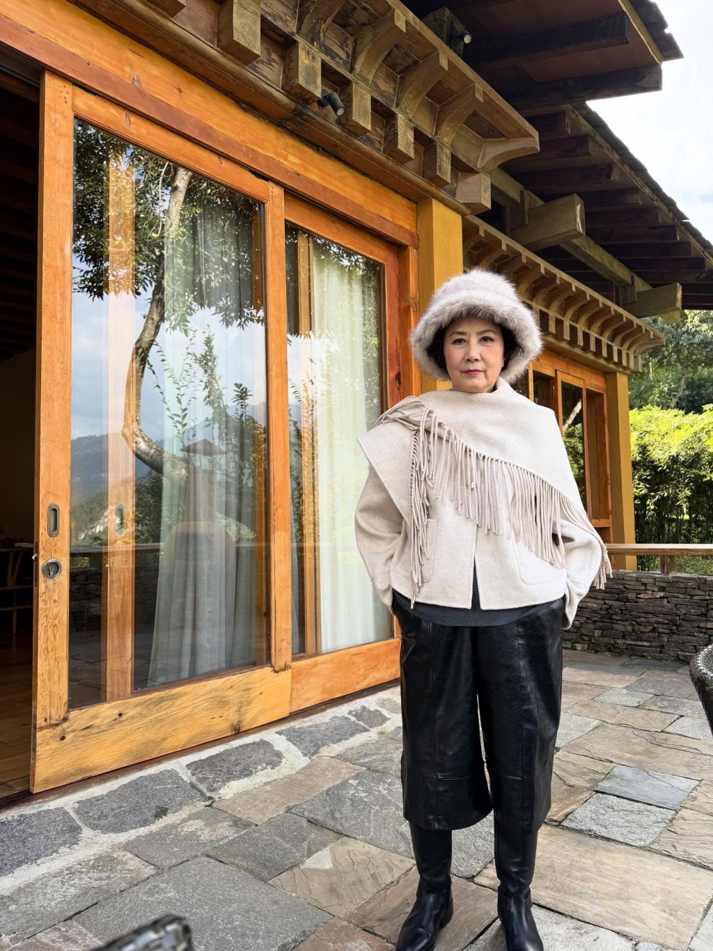 汪明荃在節目中換上多套色彩鮮豔的服飾。