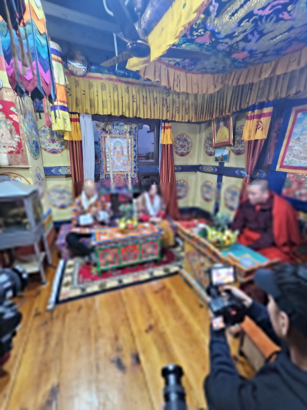 有當地大師為他們送上祝福。