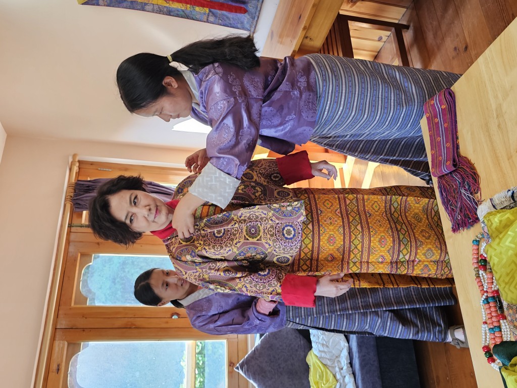 阿姐的服飾以精美的織錦製成。