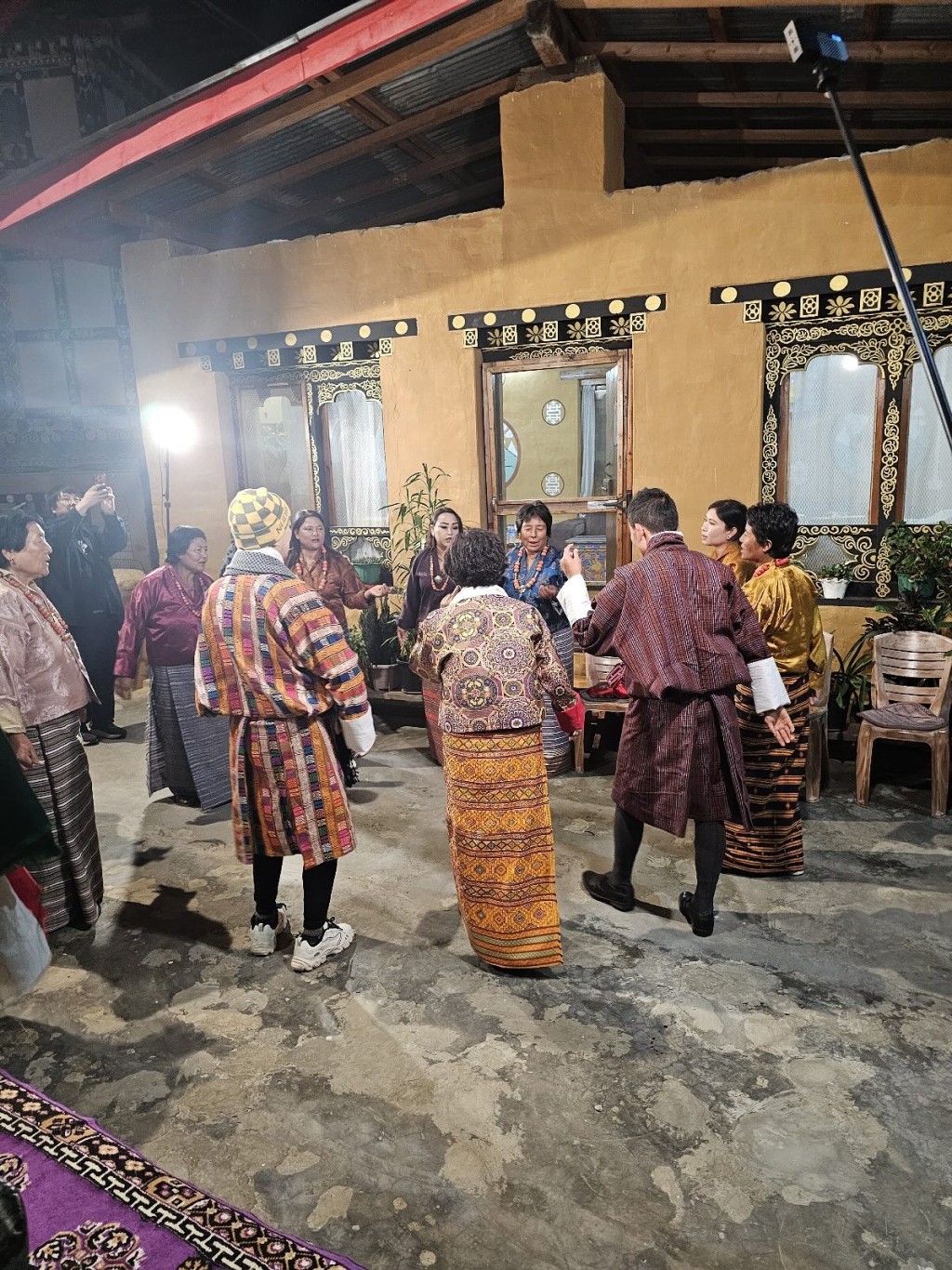 七、八位村中的婦女代表為二人慶祝。