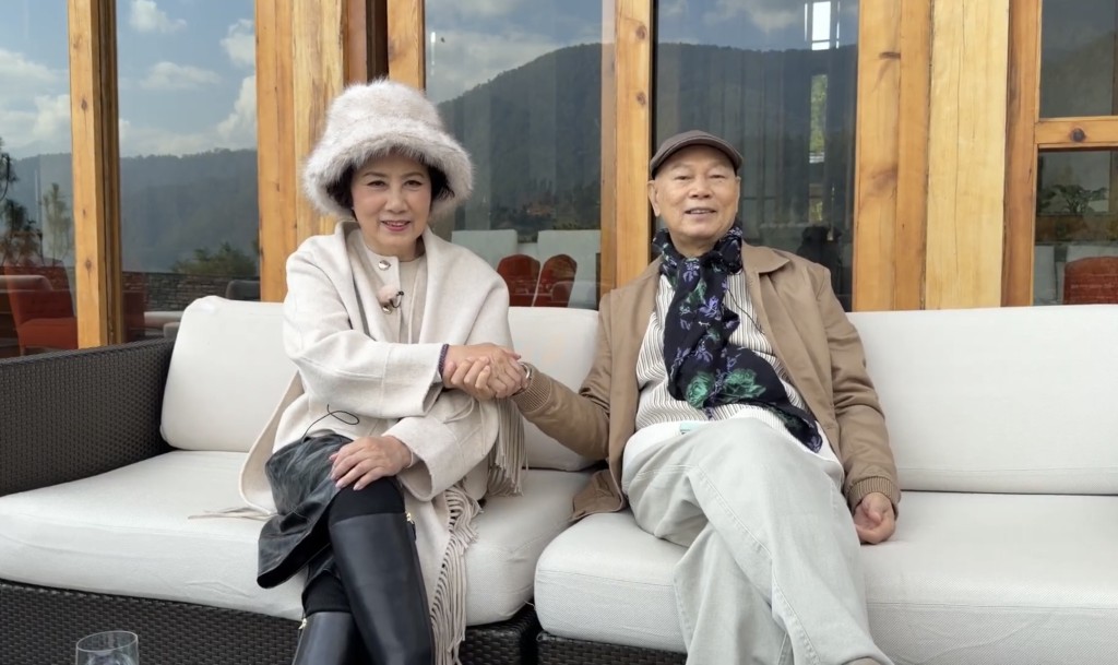 阿姐在無奈之下,只好照做牽手。