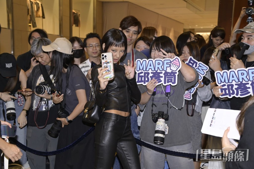 Marf在活動期間與在場粉絲親切互動。