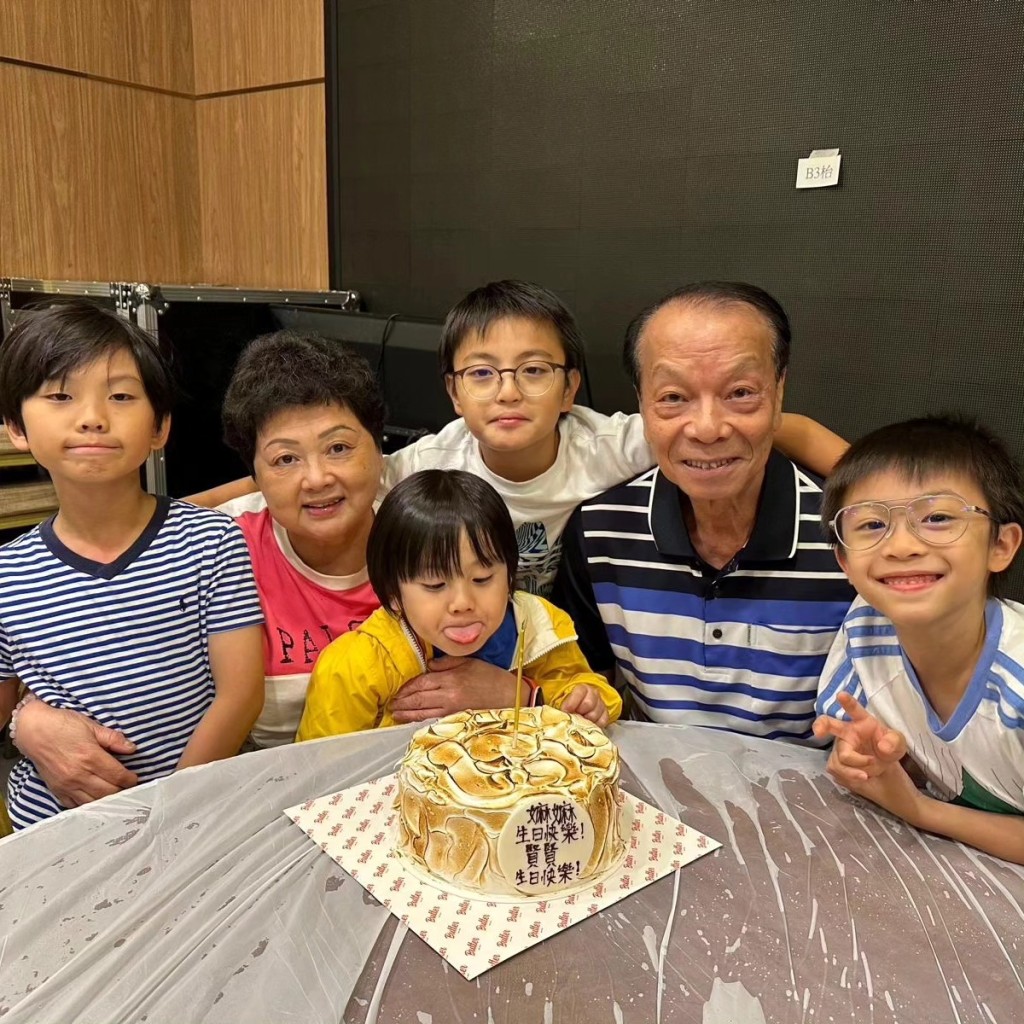 莫家淦的父母享受兒孫陪伴的時光。