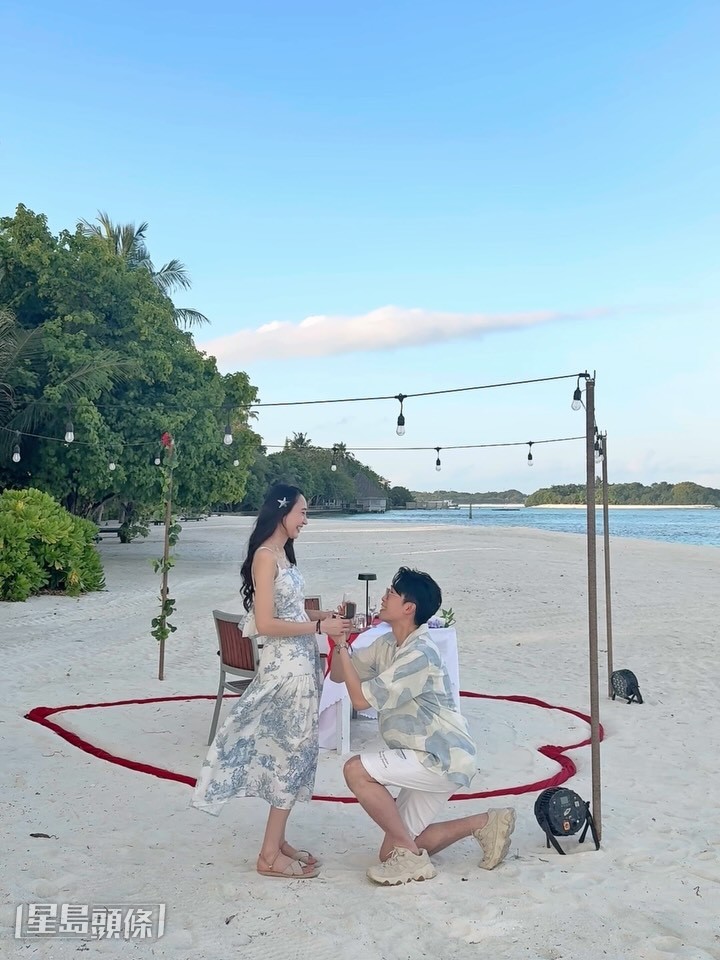 他在沙灘上用心形佈置,計劃在燭光晚餐前向女友求婚。