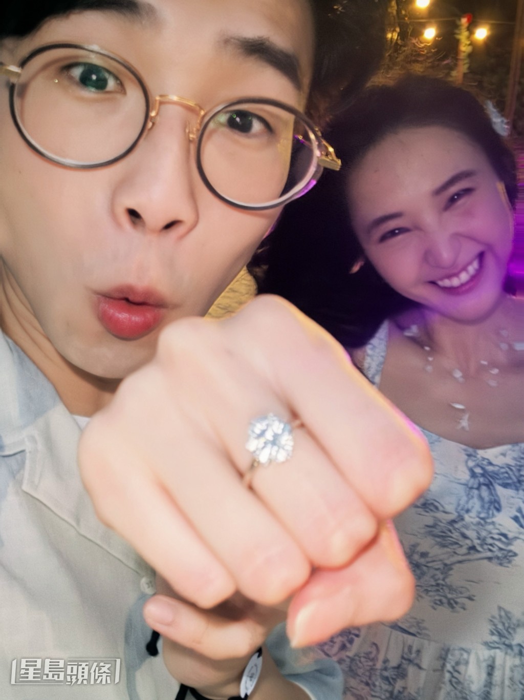 兩人開心展示閃爍的求婚戒指。
