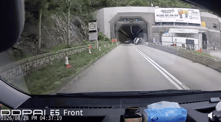 將軍澳隧道入口私家車失控連撞兩壆 司機無恙