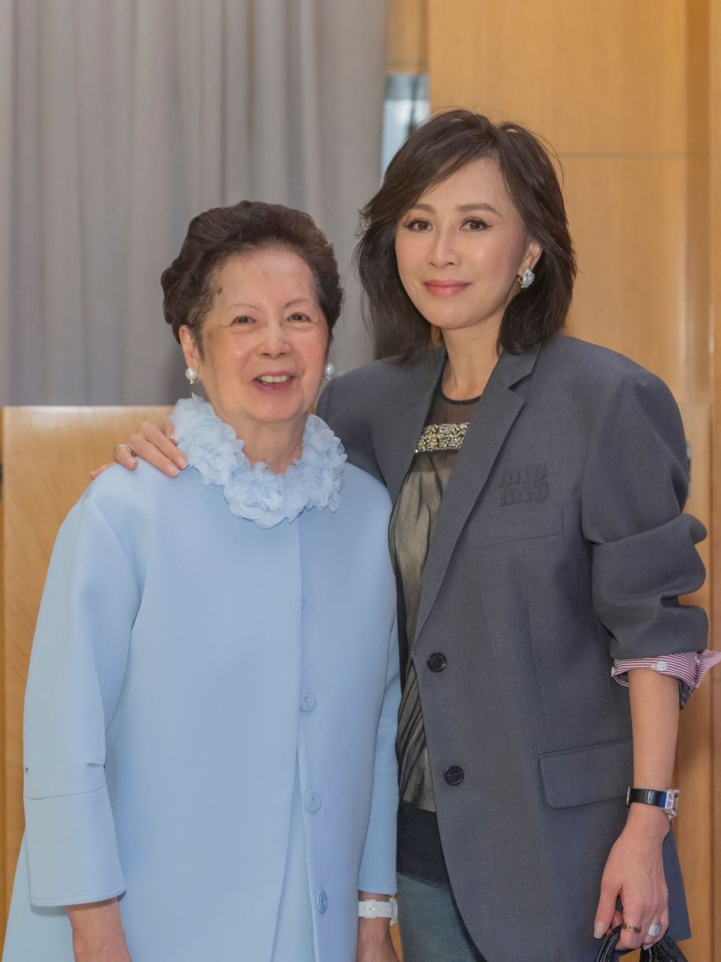 劉嘉玲與傅厚民的家人一同合照。