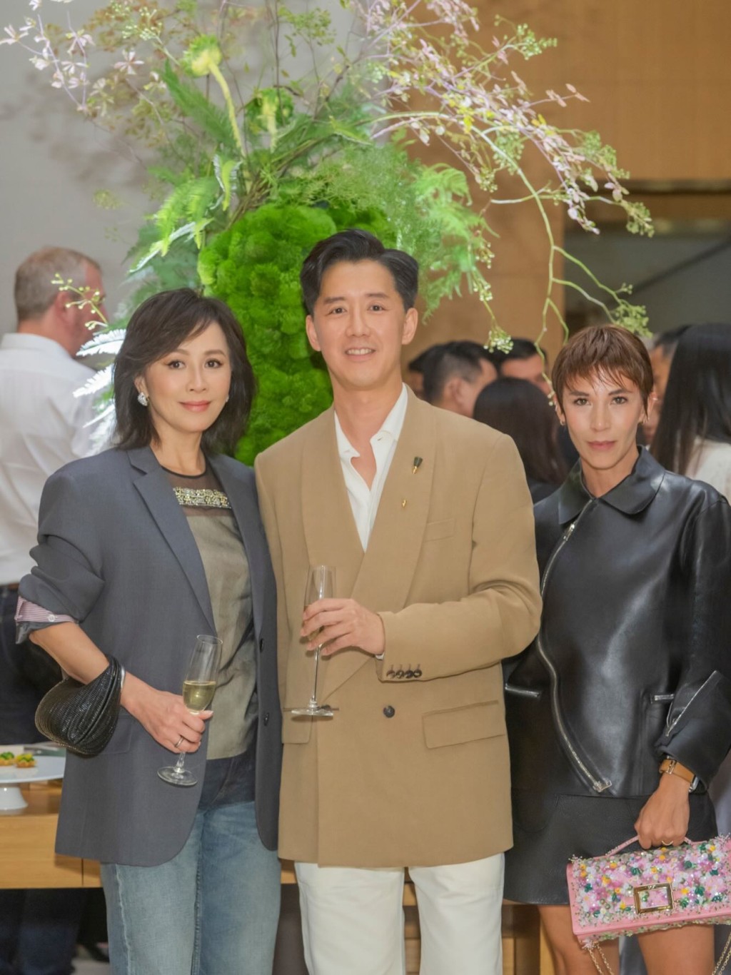 劉嘉玲今次與劉兆恩一同出席,似是帶姪仔見識一下。