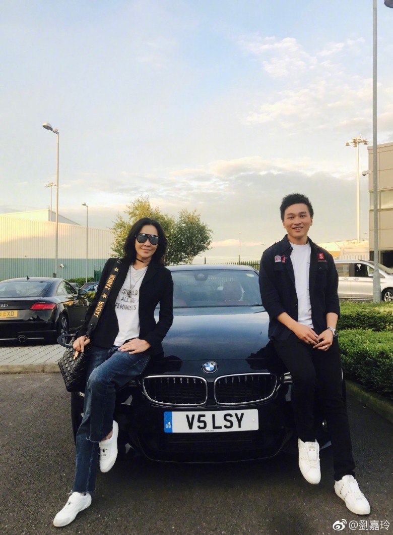 有傳劉嘉玲曾贈送黑色跑車予姪仔,車牌更是劉兆恩的英文名字縮寫。