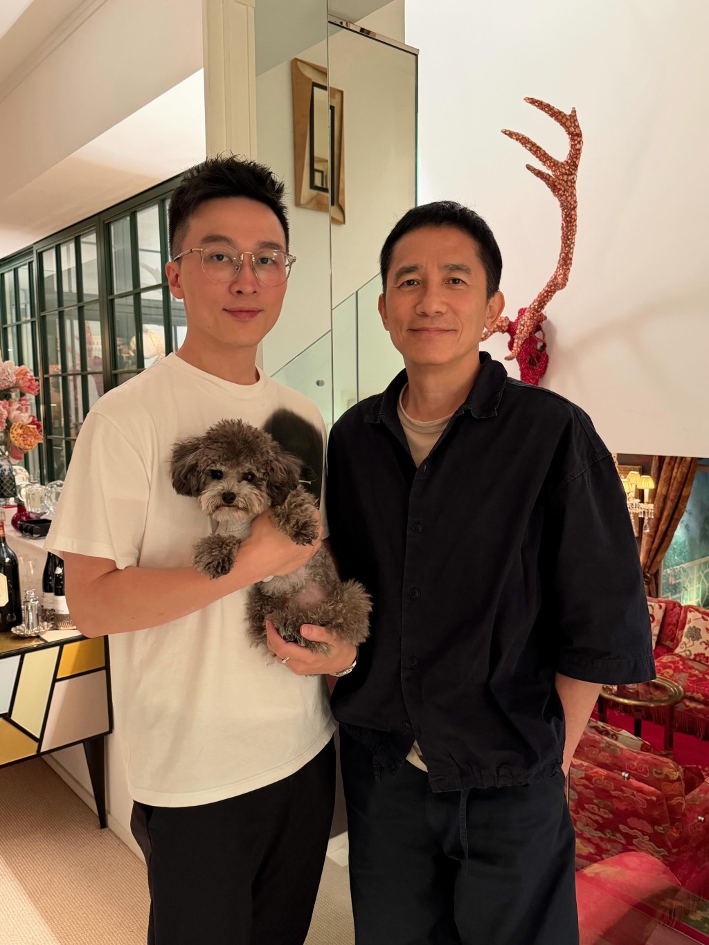 劉兆恩五官深邃,氣質斯文,有網民認為他與姑丈梁朝偉有點相似。