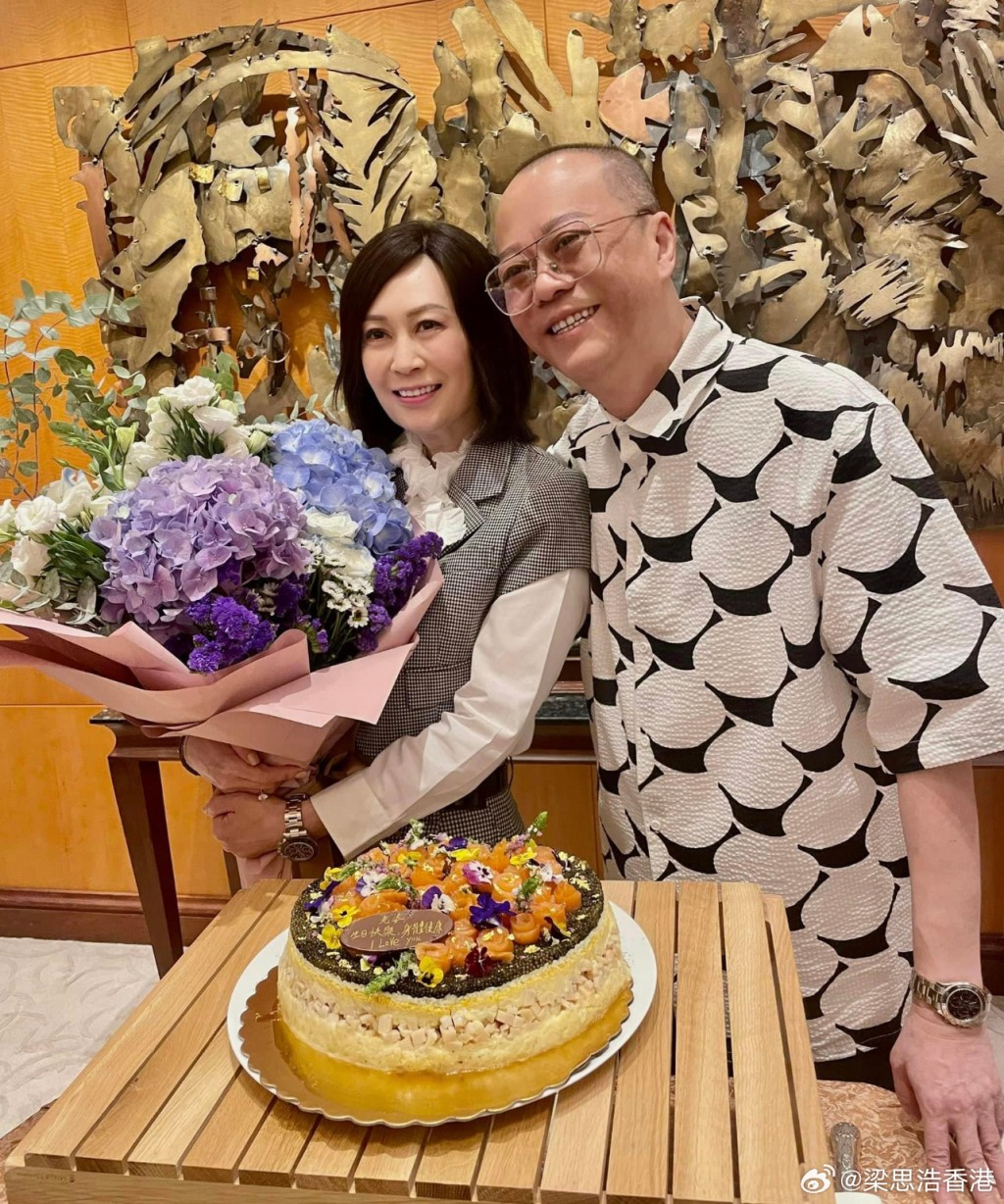 傅潔嫻保養得宜,看起來比以前更年輕,不過手上的鑽戒依然非常搶眼。