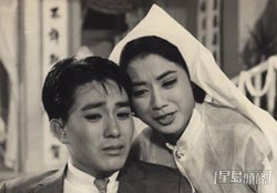 南紅(右)與周驄(左)合演的黑白電影《恩怨情天》劇照。