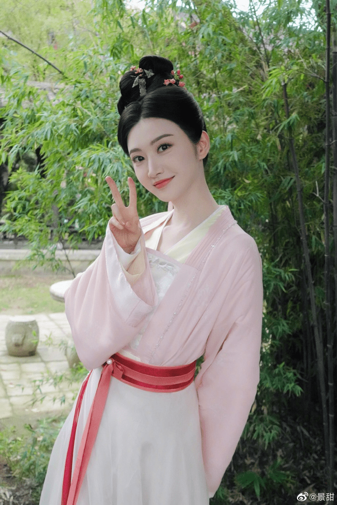 景甜的代表作包括《我的美女老闆》、《澳門風雲》、《長城》、《大唐榮耀》等。
