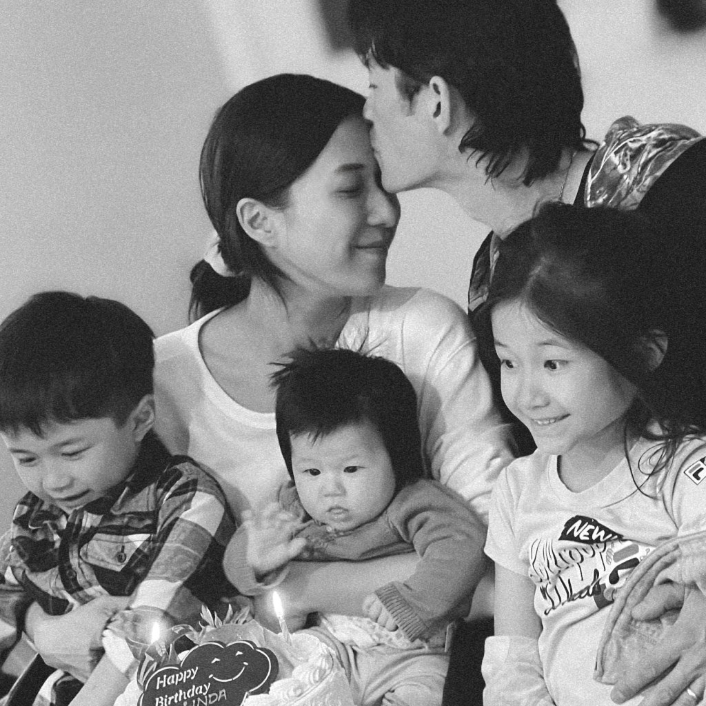結婚十年間,鍾嘉欣積極造人,為丈夫誕下兩女一子。