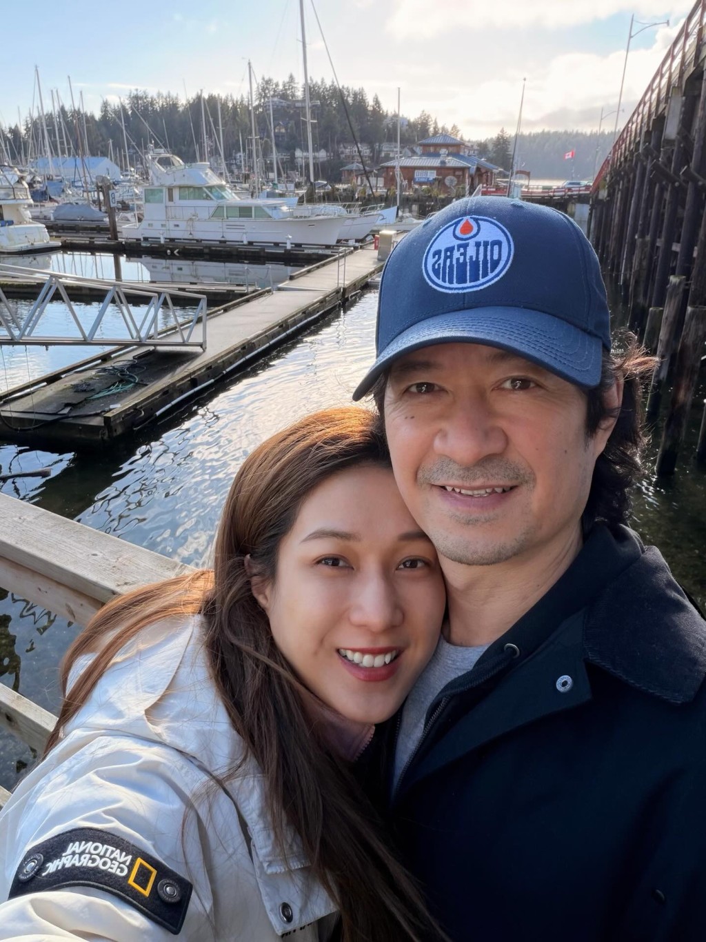 鍾嘉欣久違地分享夫妻單獨合照慶祝情人節。
