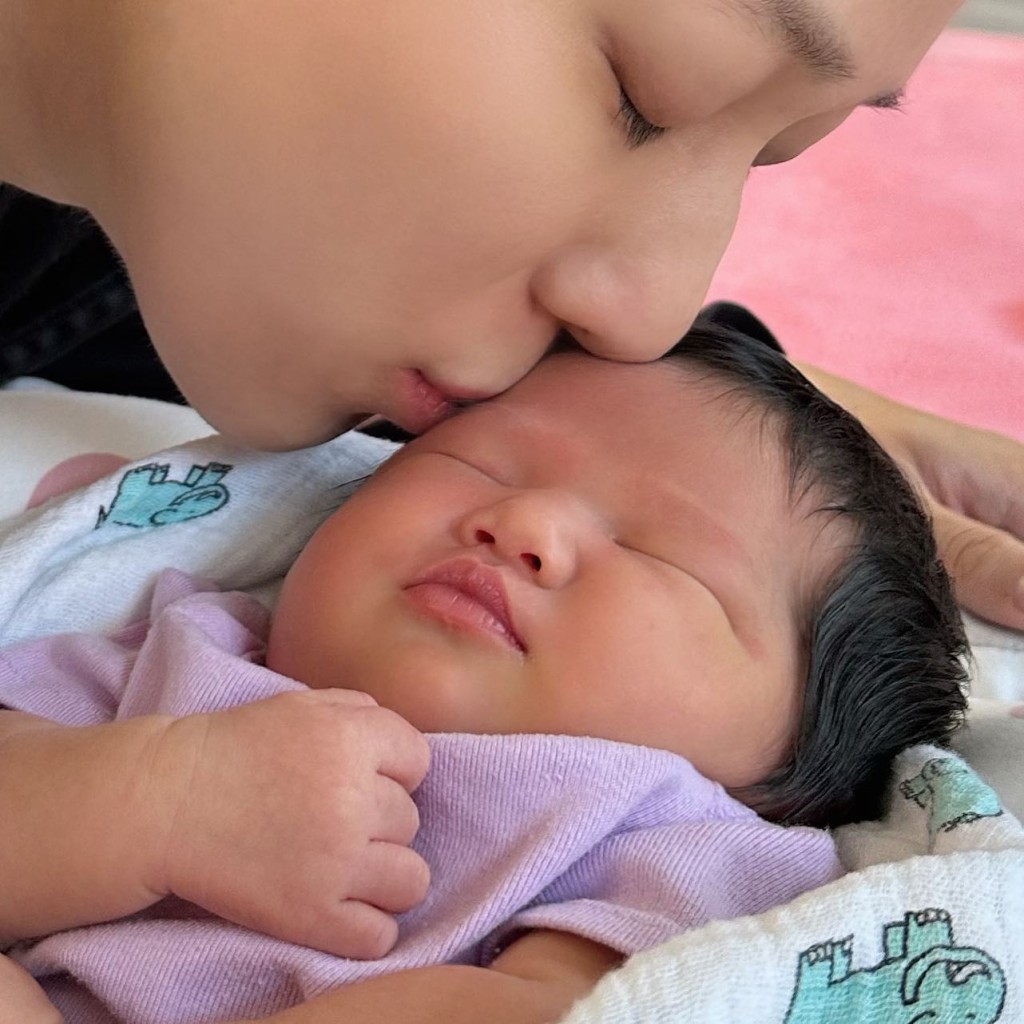 鍾嘉欣於2022年10月誕下幼女Anika。