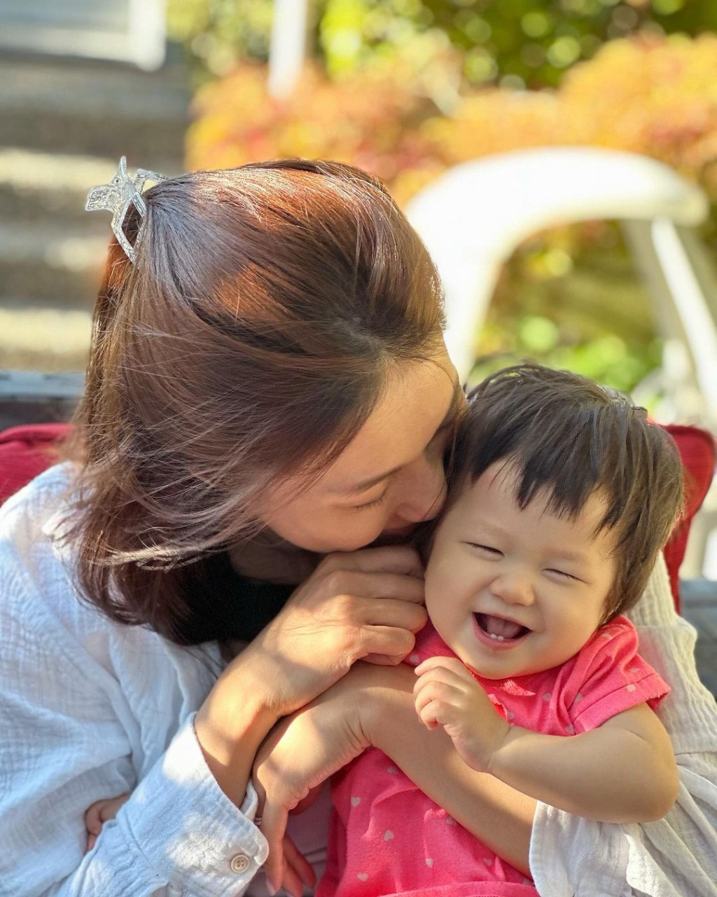 鍾嘉欣的幼女Anika開始褪去爸爸的輪廓。